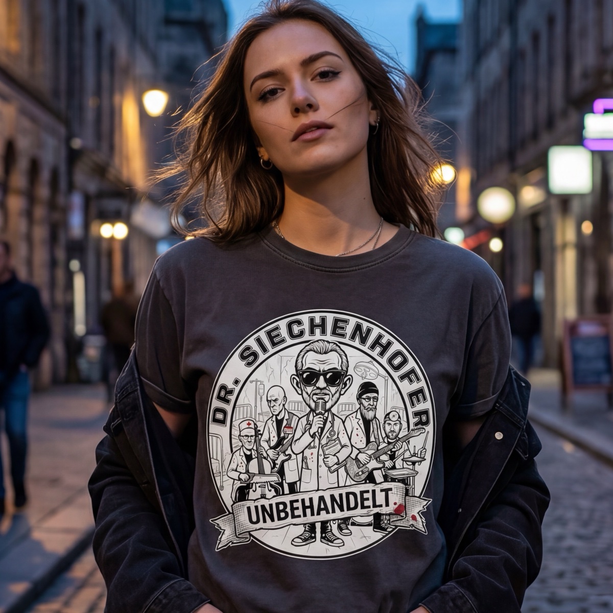 Erstaufnahme T-Shirt — Unbehandelt, getragen in der Stadt bei Dämmerung